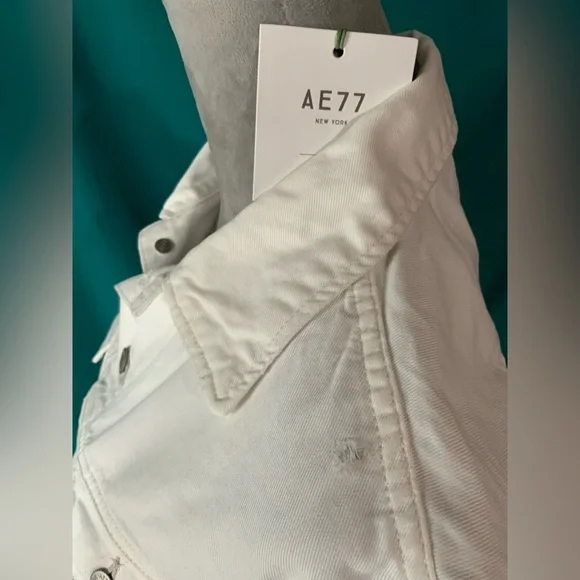 The American Eagle AE77 Women’s Classic White Distressed Denim Jacket, Size S - Picture 2 of 6